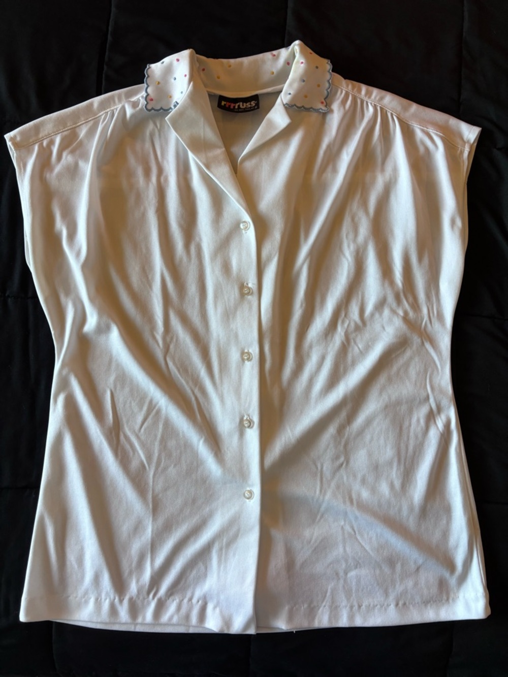 Vintage White Button-Front Sleeveless Blouse with Embroidered Polka Dot Collar